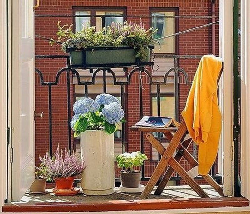 Popular-Fall-Apartment-Balcony-Decorating-Ideas43